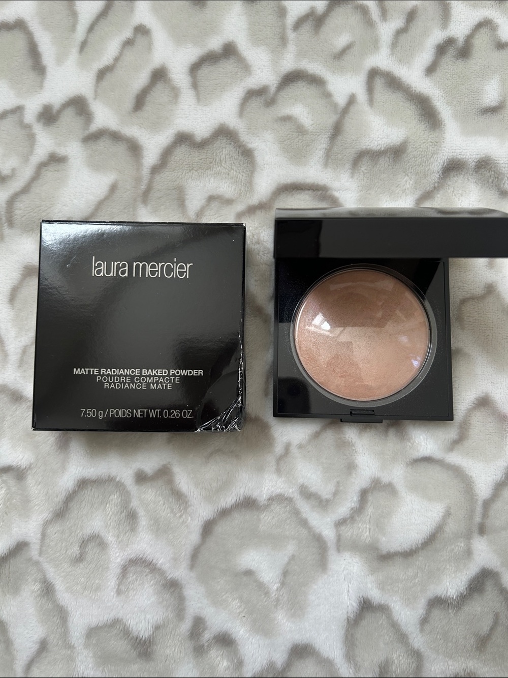 laura mercier Baked Radiance Highlighter - Champagne Beige Glow
